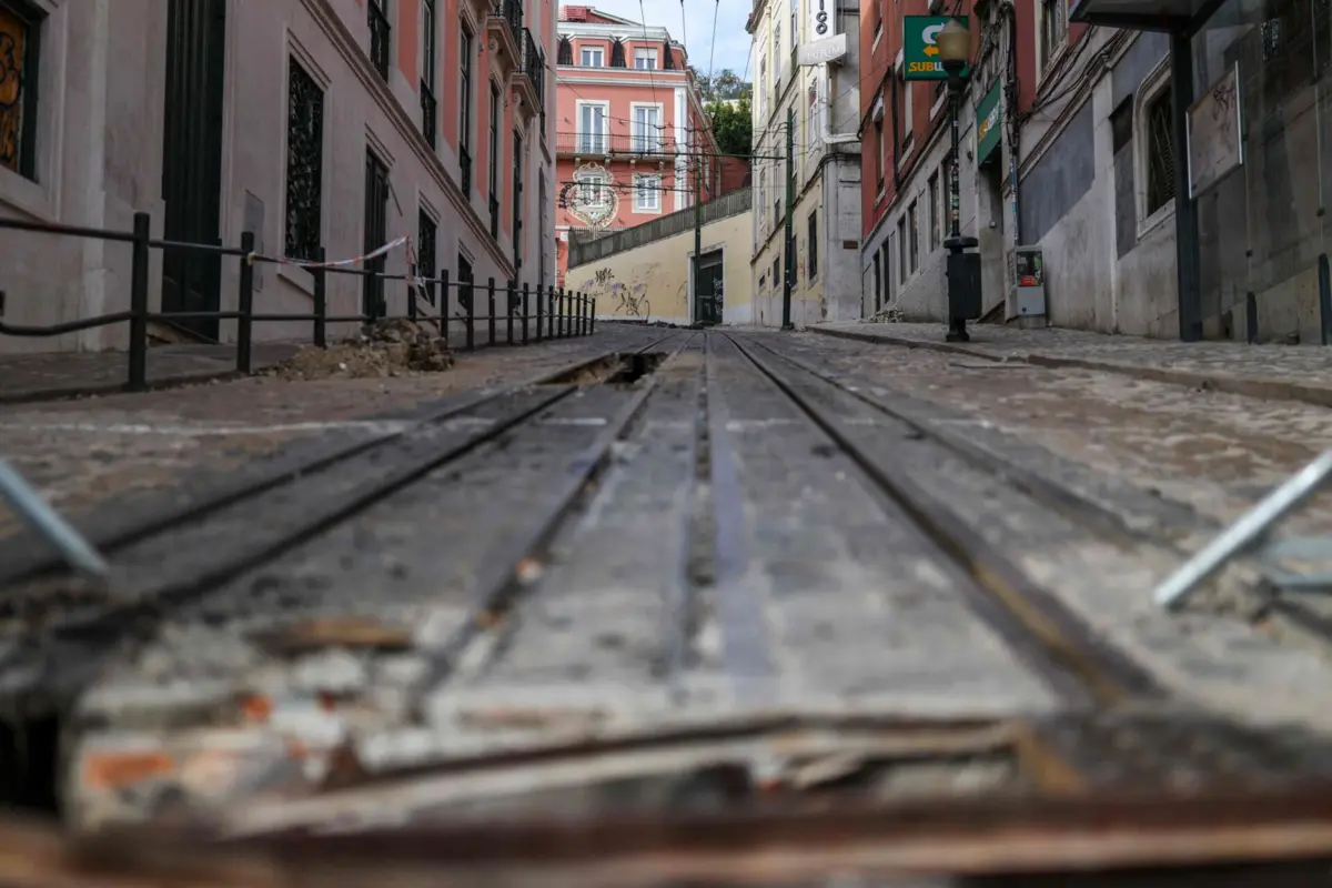 O elevador da Glória descarrilou no dia 3 de setembro, num acidente que provocou 16 mortos e duas dezenas de feridos
