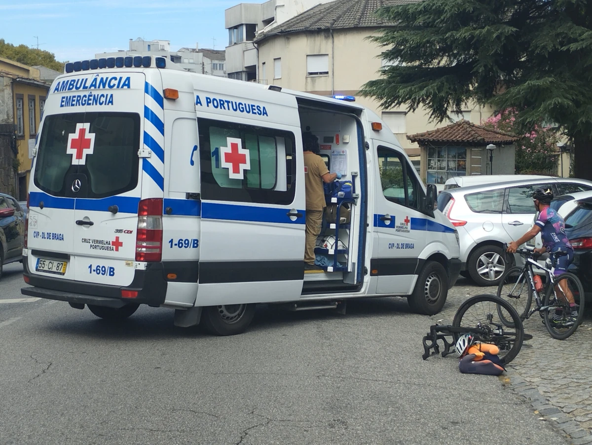 O ciclista foi socorrido e transportado pela Cruz Vermelha