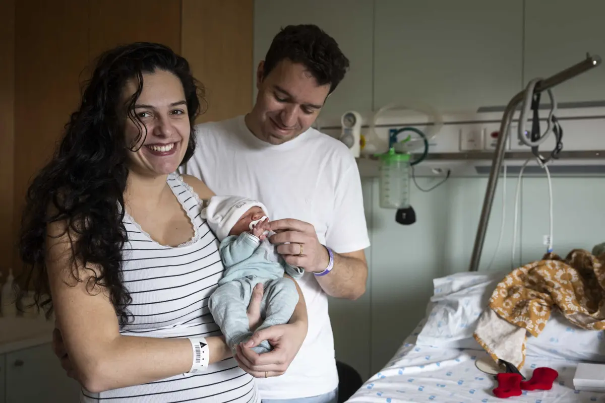 Elsa Moreira e Tiago Ramos, residentes em Gondomar, com o pequeno Matias