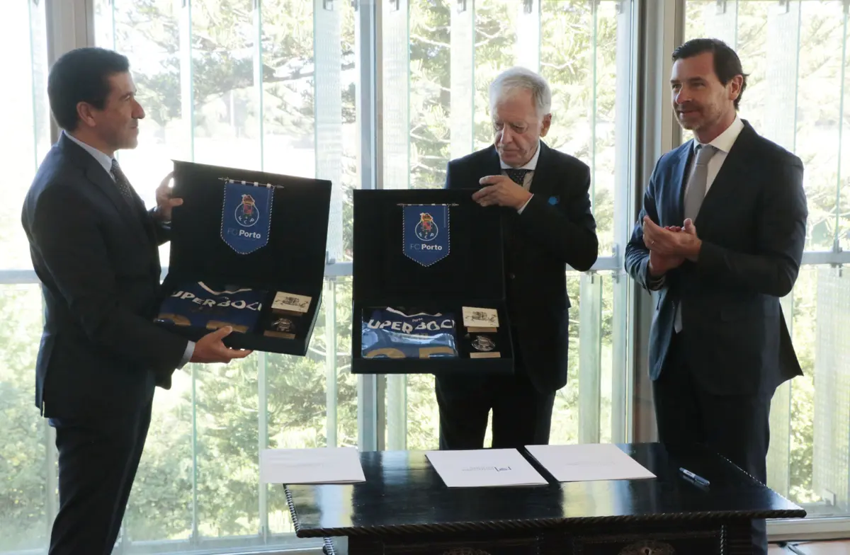Luís Matos, António Tavares e André Villas-Boas assinam o protocolo na Casa da Prelada, no Porto