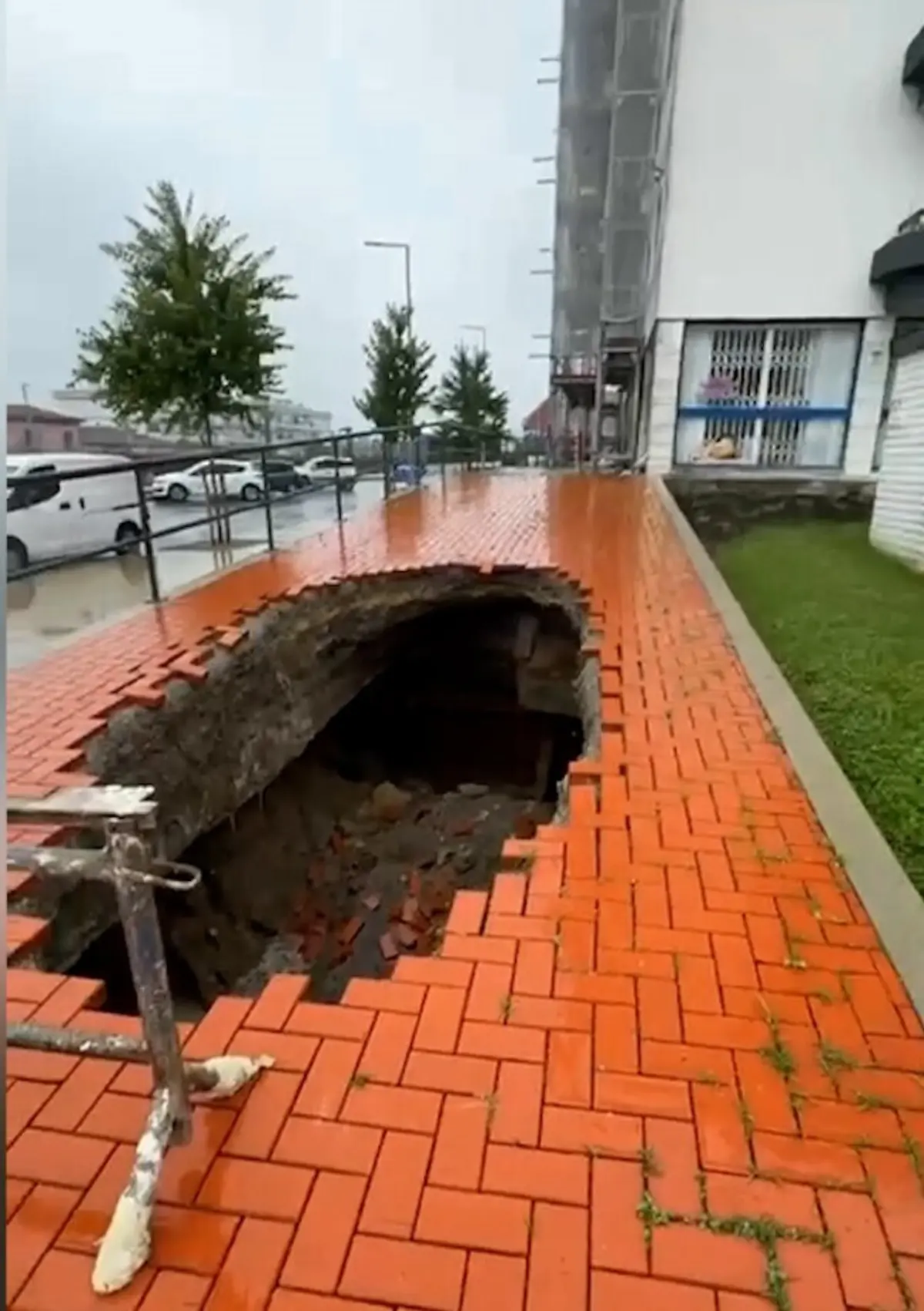 Buraco abriu-se na Rua D. Afonso Henriques