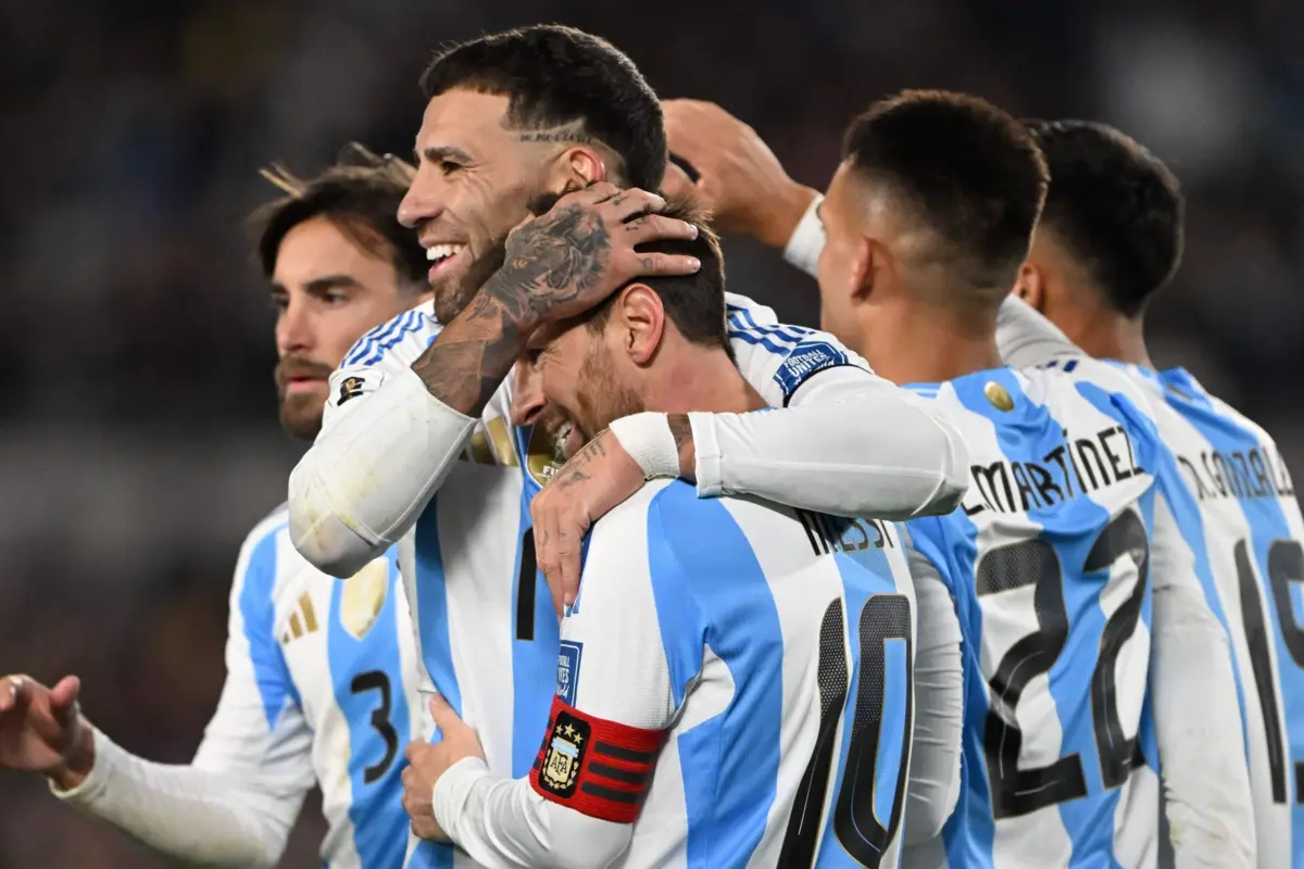Messi e Otamendi a festejar mais um golo