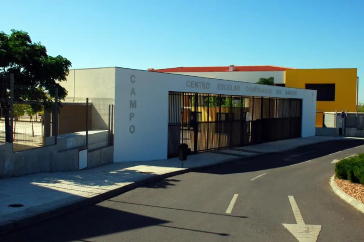 Com a descentralização de competências na área da Educação, os funcionários das escolas passaram a ser trabalhadores do Município de Campo Maior