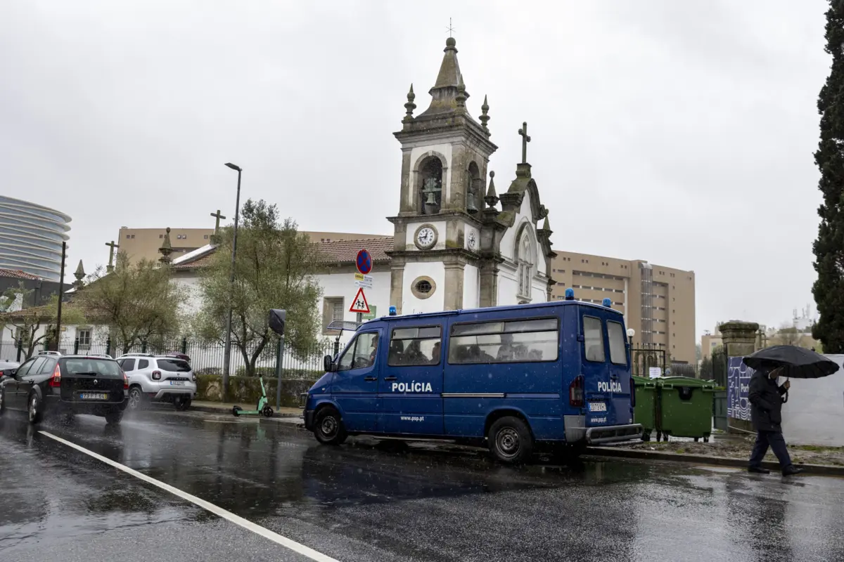PSP junto à igreja de Ramalde, ontem à tarde