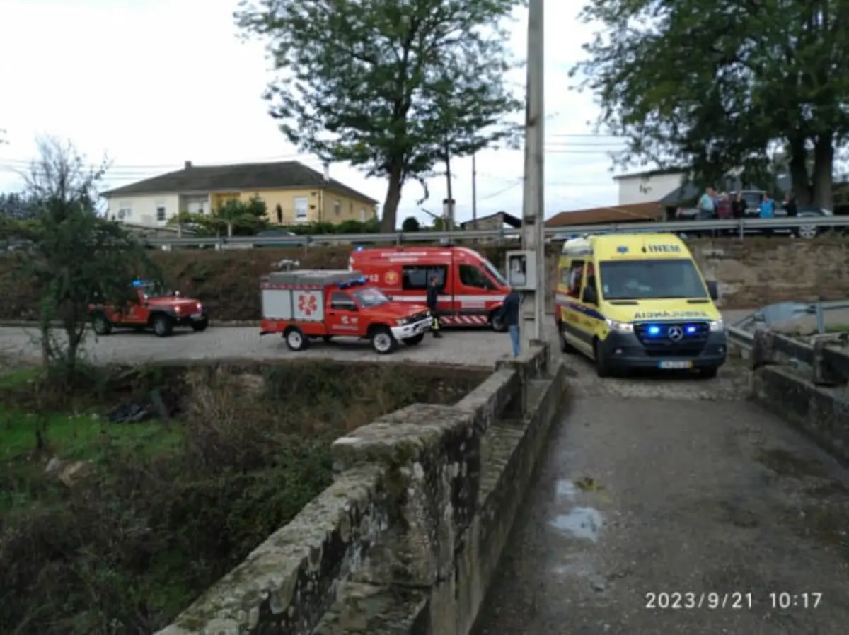 Foi preciso retirar uma vítima pelo talude da margem direita, com uma altura de 5 metros