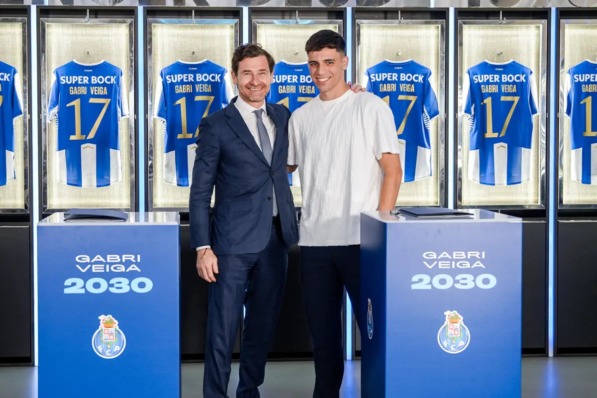 Gabri Veiga na apresentação ao lado de André Villas-Boas