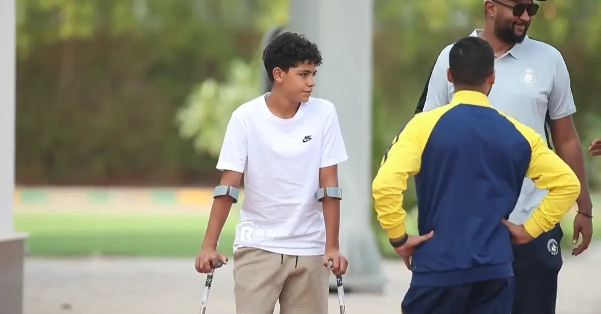 Cristianinho apareceu de muletas devido a uma lesão no pé