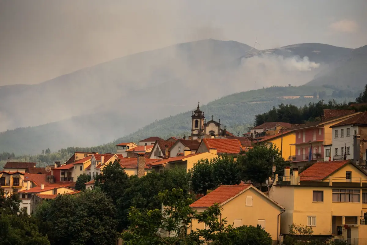 Aldeia das Dez com focos de incêndio na Serra do Açor.