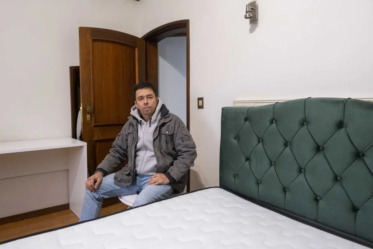 Juan recebeu uma cómoda, secretária, cadeira e um colchão da Feira dos Sofás