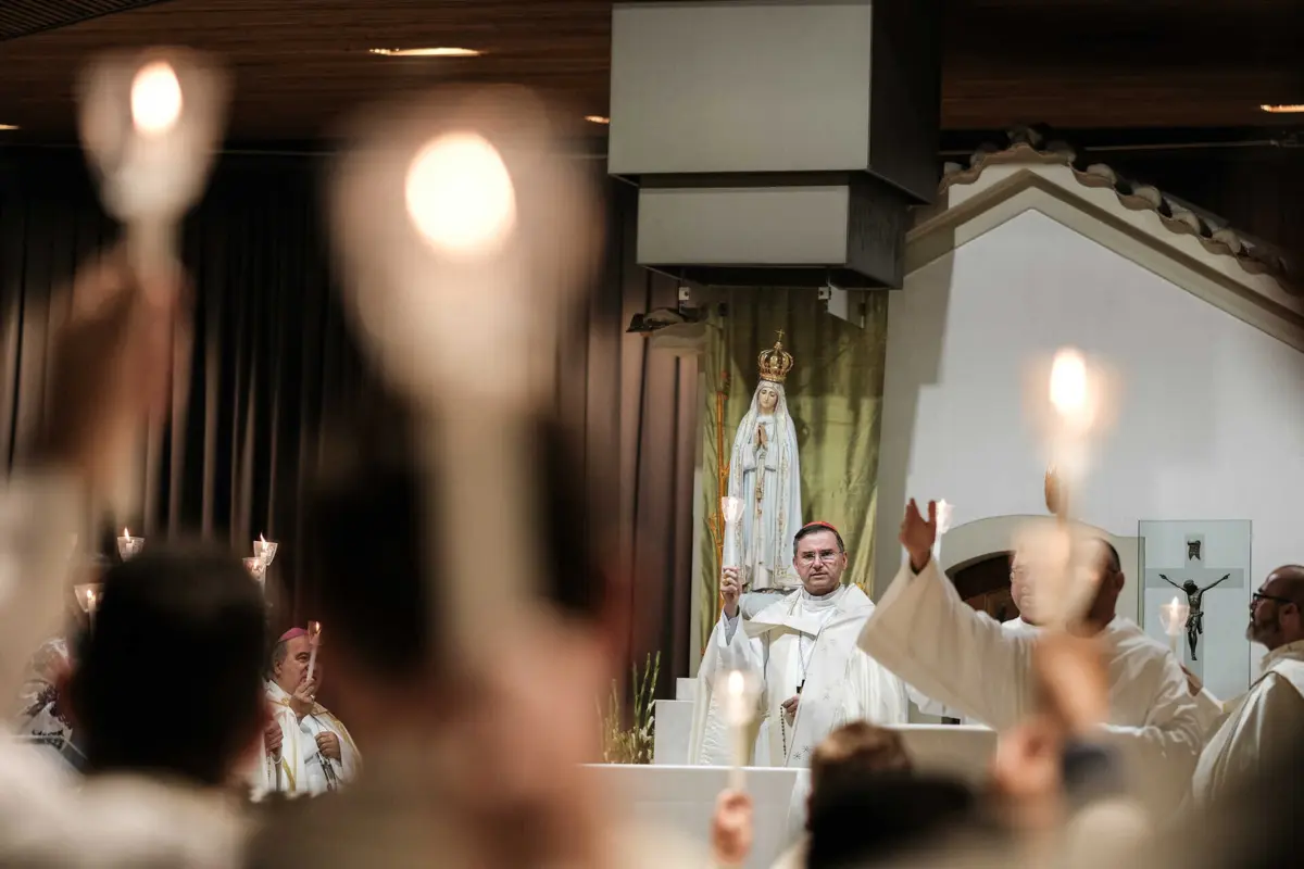 Perante cerca de 180 mil fiéis, o cardeal lamentou que a paz seja "um dom que está a faltar"