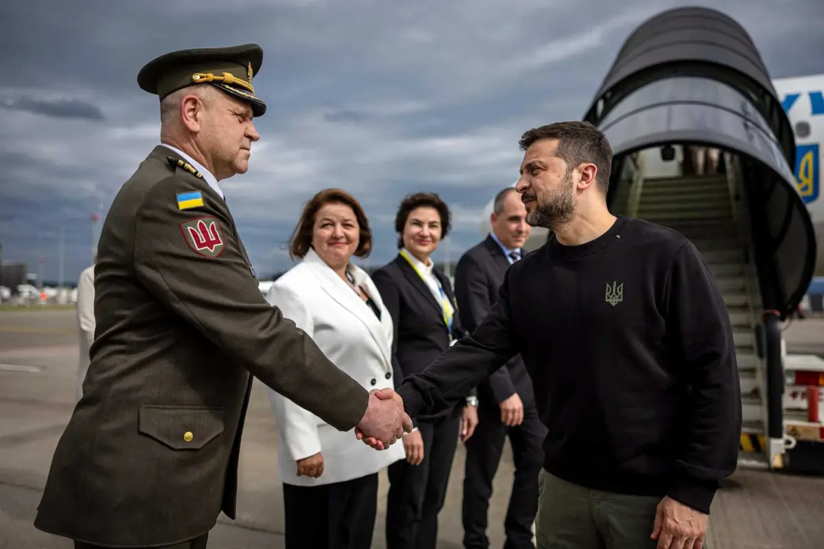 O presidente ucraniano, Volodymyr Zelensky, na chegada à Suíça na sexta-feira