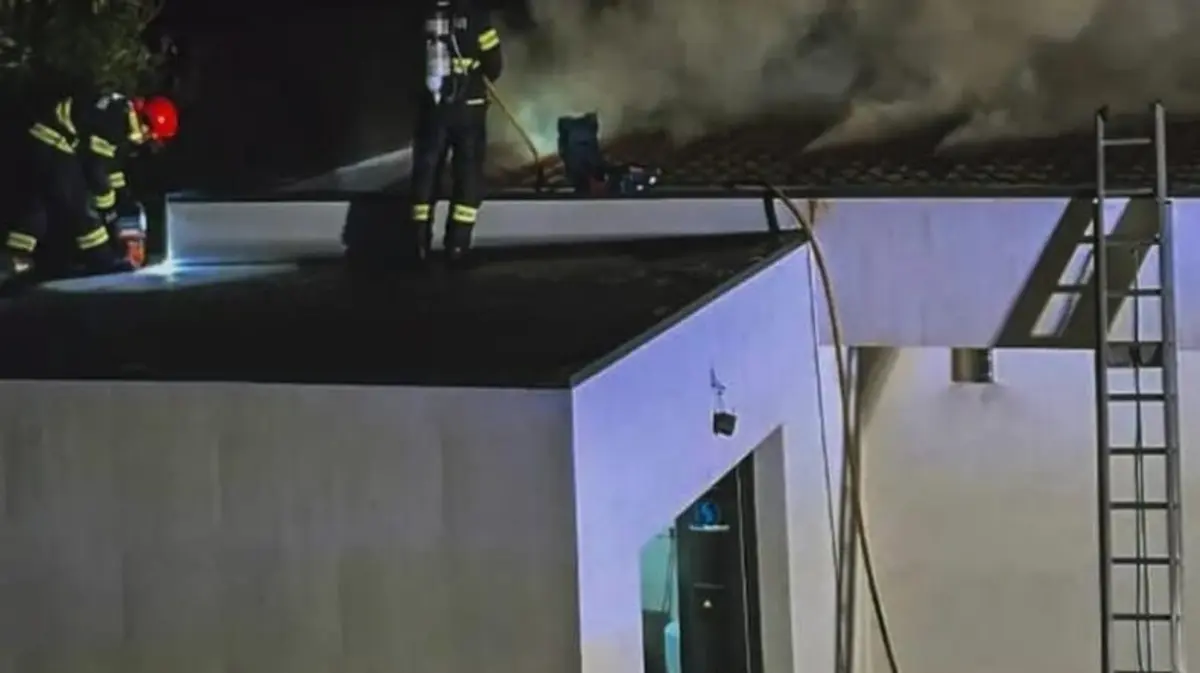 Os bombeiros deslocaram para o local 22 elementos