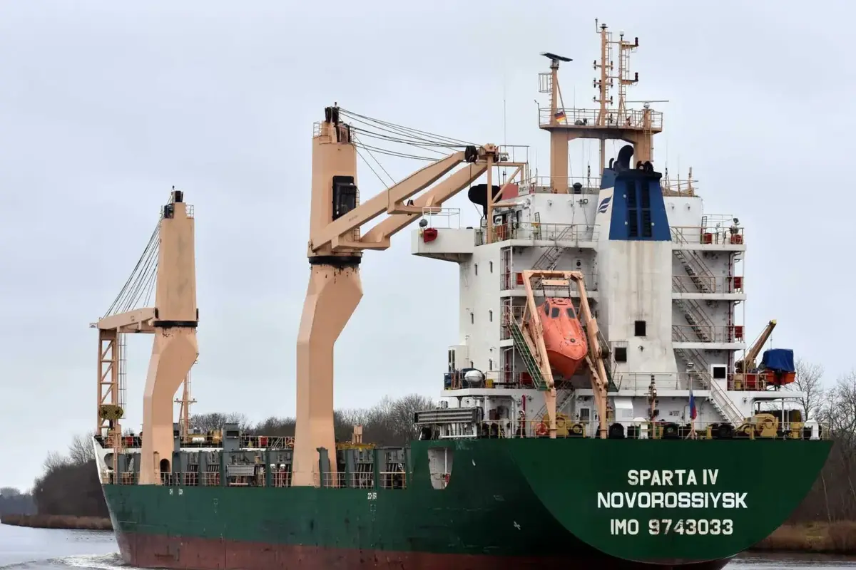 O navio navega de sul para norte ao longo da costa portuguesa, mantendo-se neste momento ao largo da Nazaré