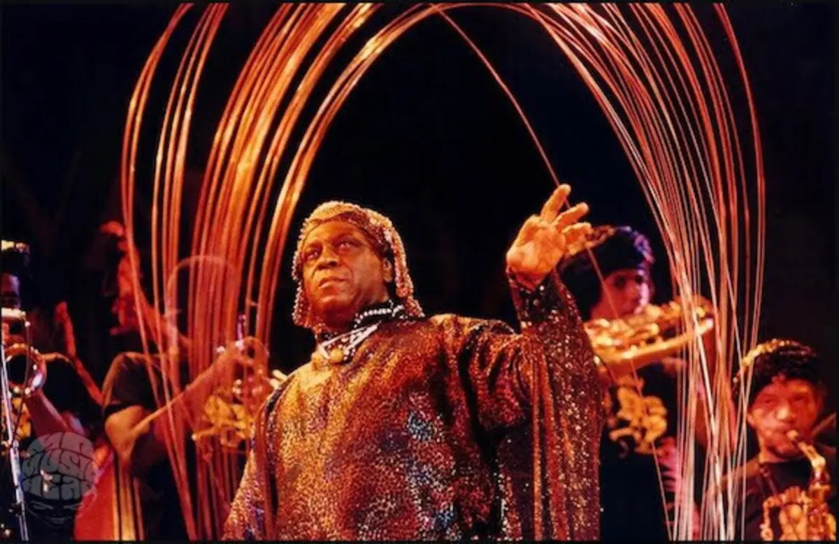 Disco contou com a presença dos membros históricos da Arkestra