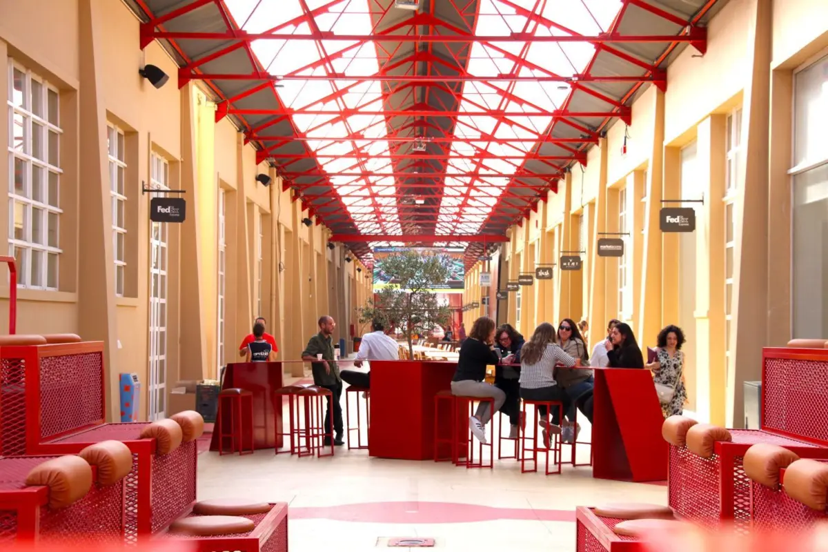 Centro empresarial concentra dezenas de negócios e milhares de funcionários