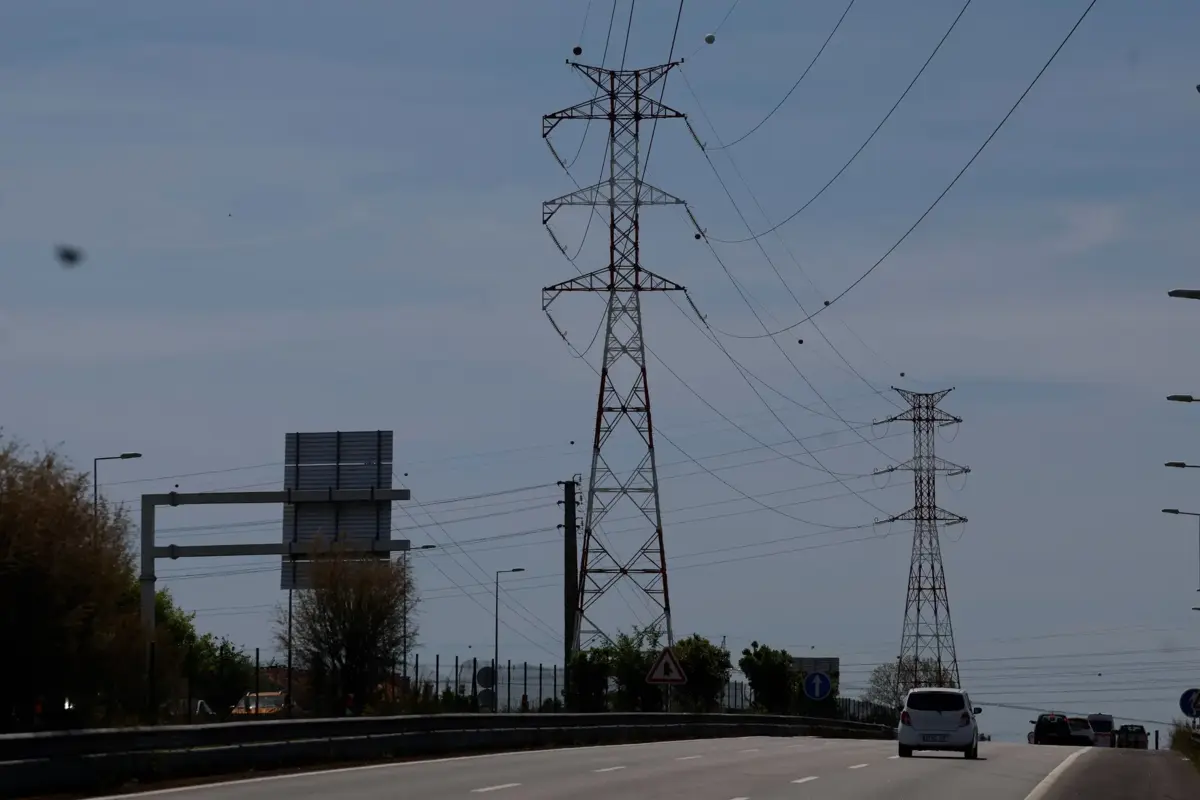 Imagem de contexto do artigo Mau tempo deixa 25 mil clientes da E-Redes sem eletricidade