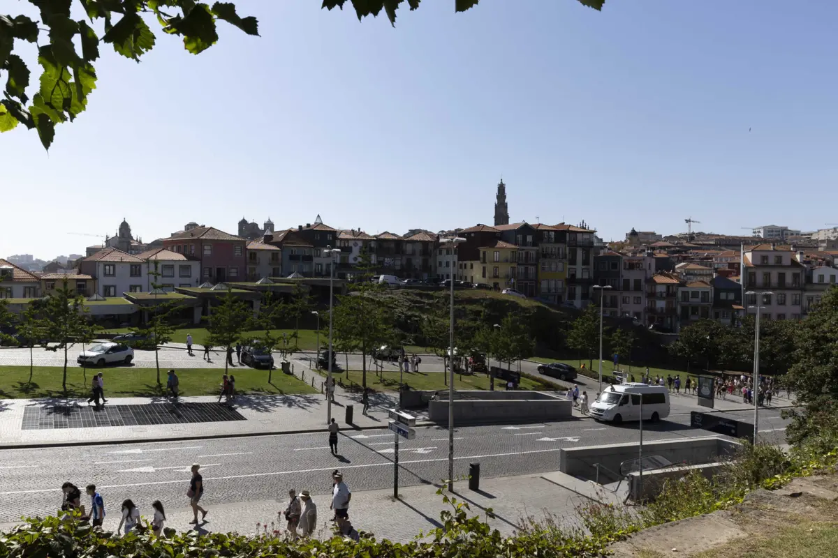 Câmara do Porto quer "revisitar" projeto de Siza Vieira, entre S. Bento e a Ponte Luís I