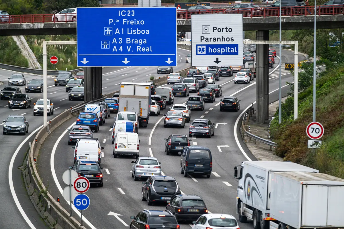 A idade média dos automóveis ligeiros de passageiros aumentou para 14,1 anos.