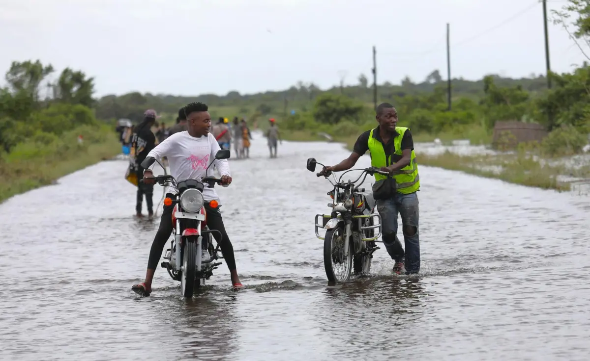Imagem de contexto do artigo Entre cheias sem memória em Moçambique, a moto é o último transporte