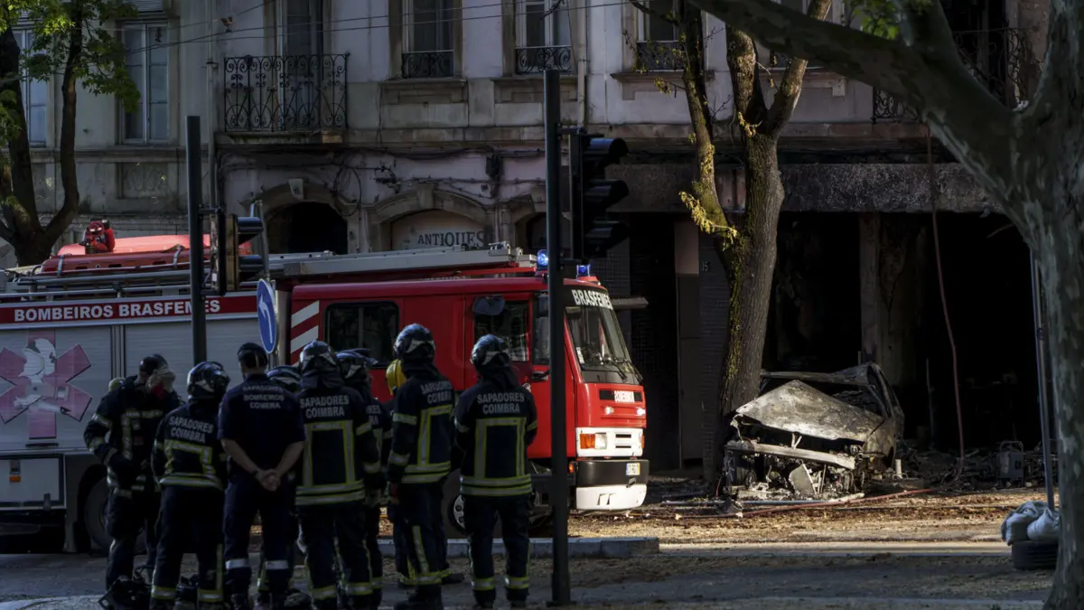 Despiste contra prédio em Coimbra mata dois estudantes da universidade - JN