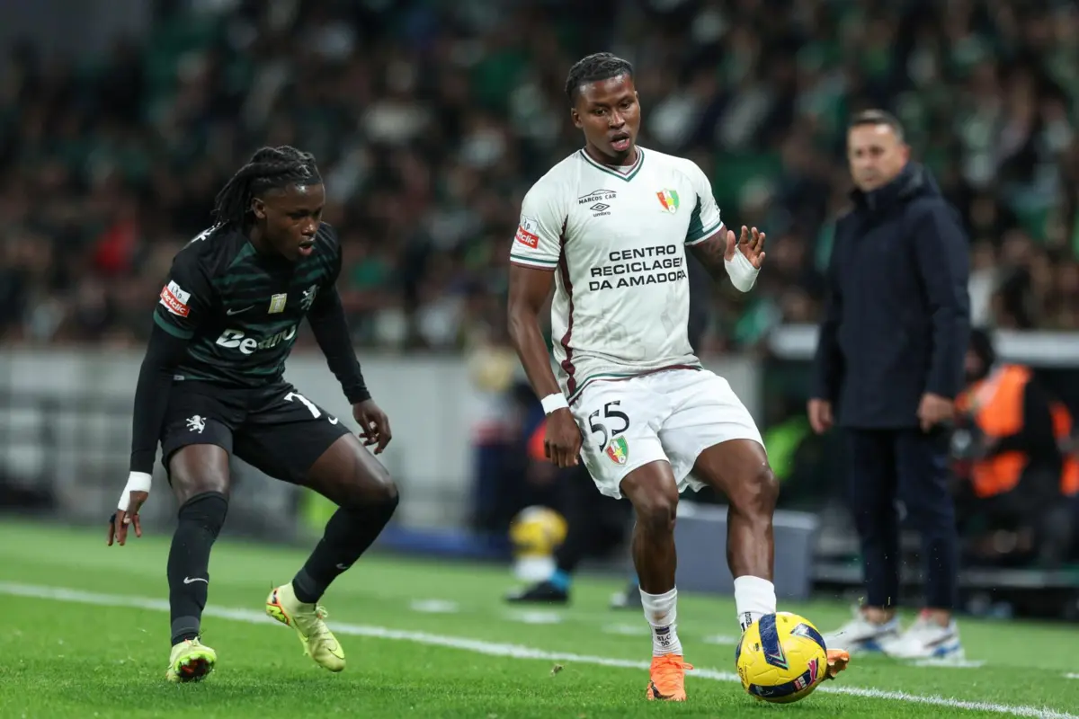 Na imagem, Geovany Quenda ao lado de Sidny Cabral do Estrela da Amadora