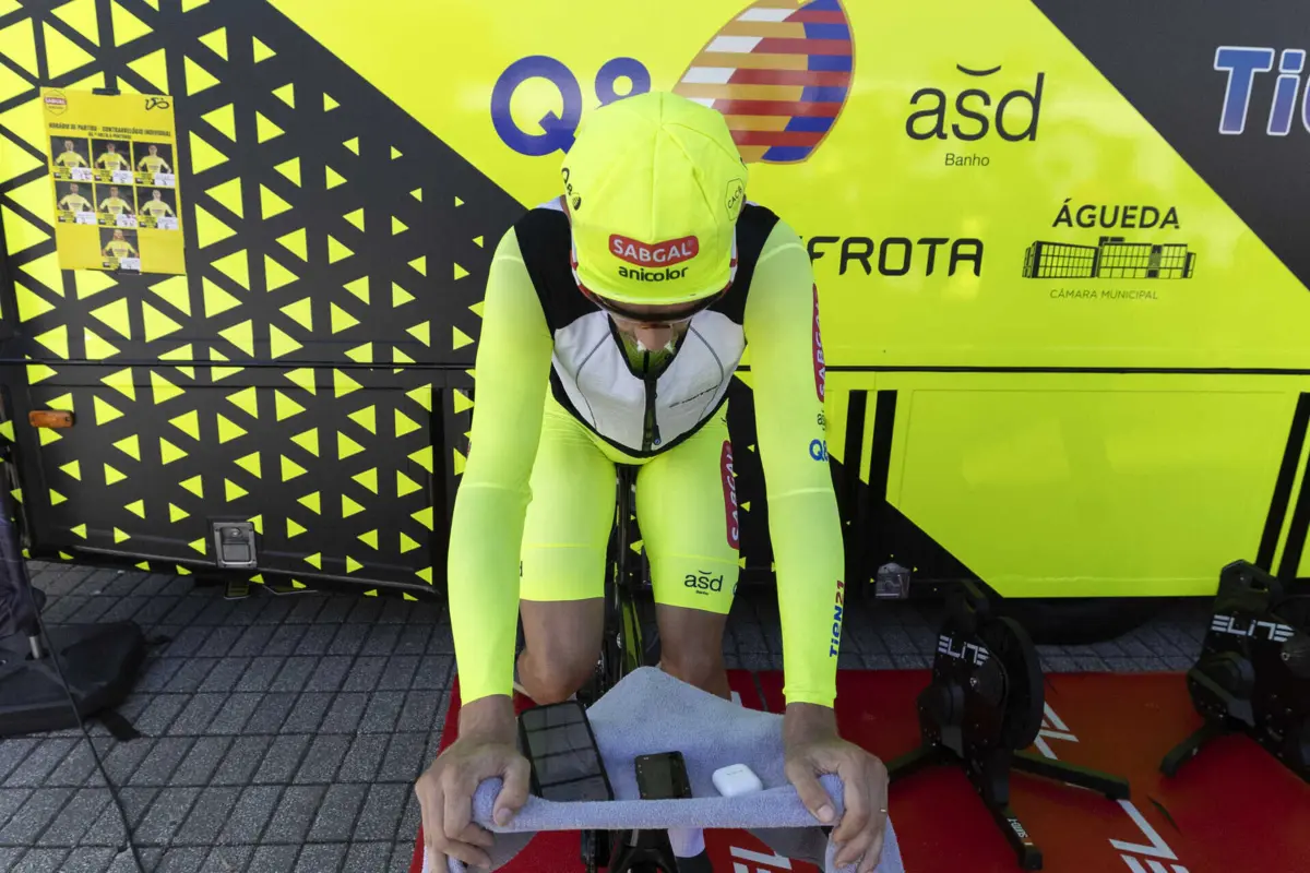 André Carvalho controla os dados do esforço enquanto faz o aquecimento