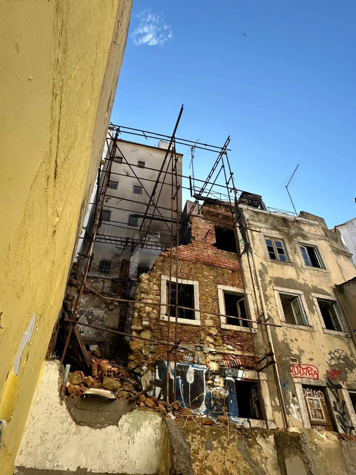 O incêndio provocou a derrocada da parte frontal do edifício, propriedade da Câmara