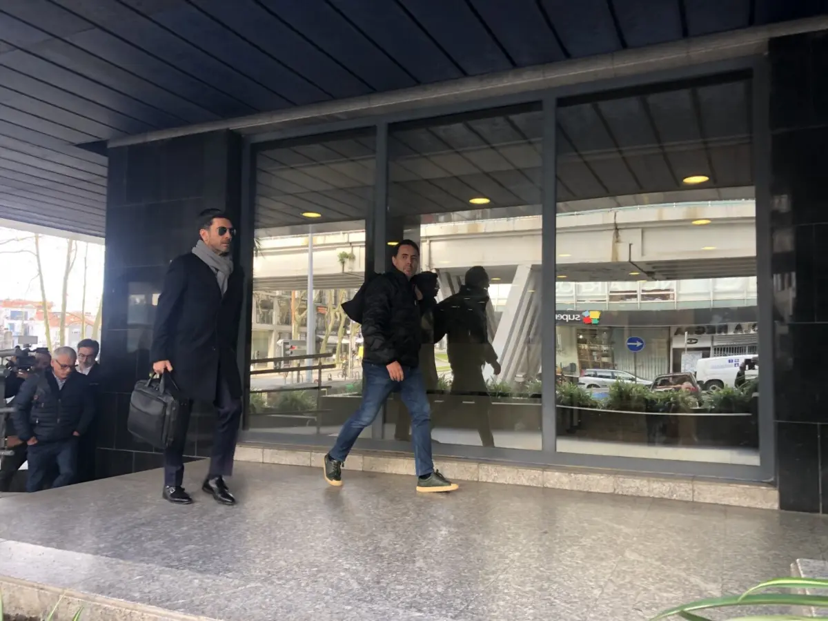 Paulo Malafaia (no centro da foto) foi colocado em preventiva