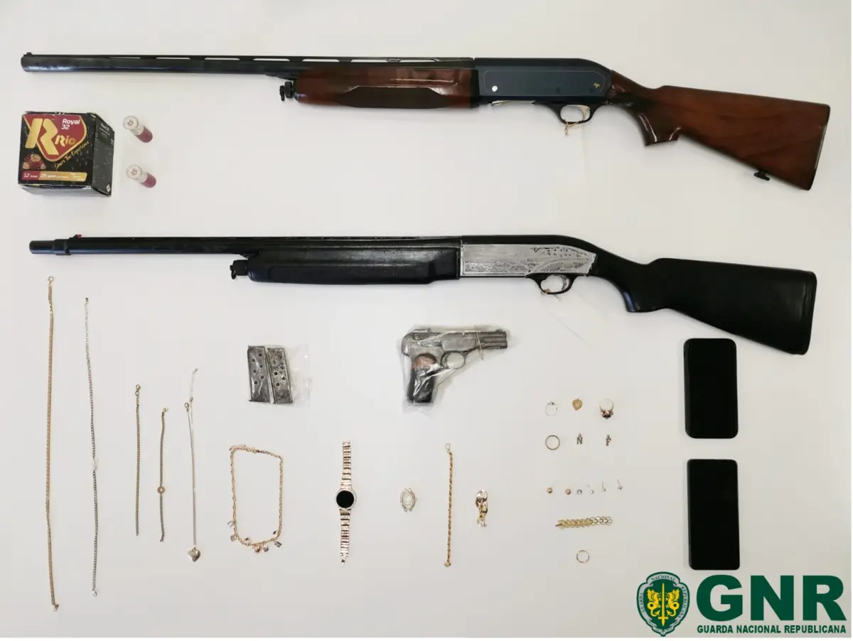 GNR desmantelou grupo que burlava e assaltava idosos, apreendendo objetos de ouro e armas