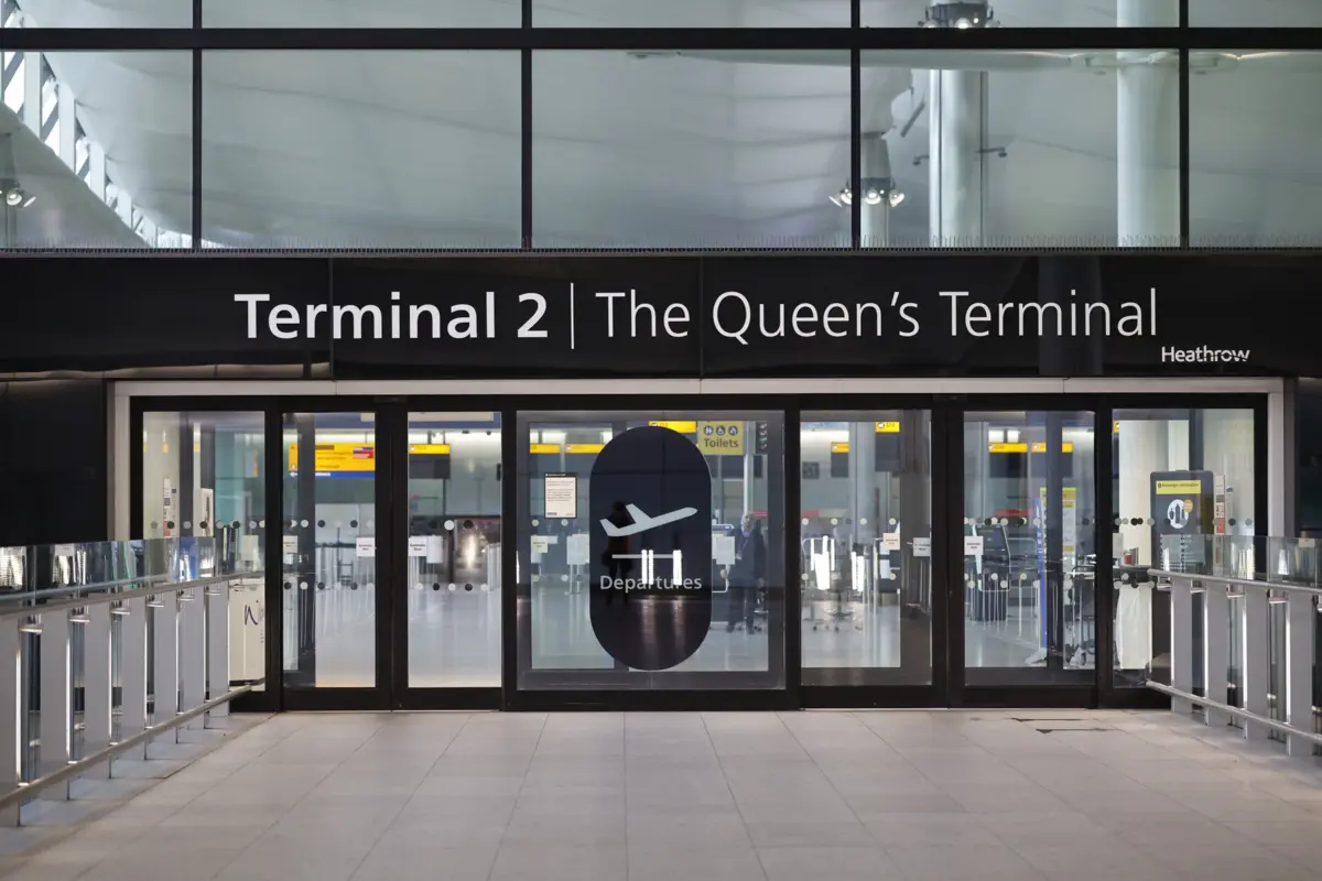Alguns voos que já estavam no ar quando o aeroporto de Heathrow foi encerrado foram desviados para outros aeroportos