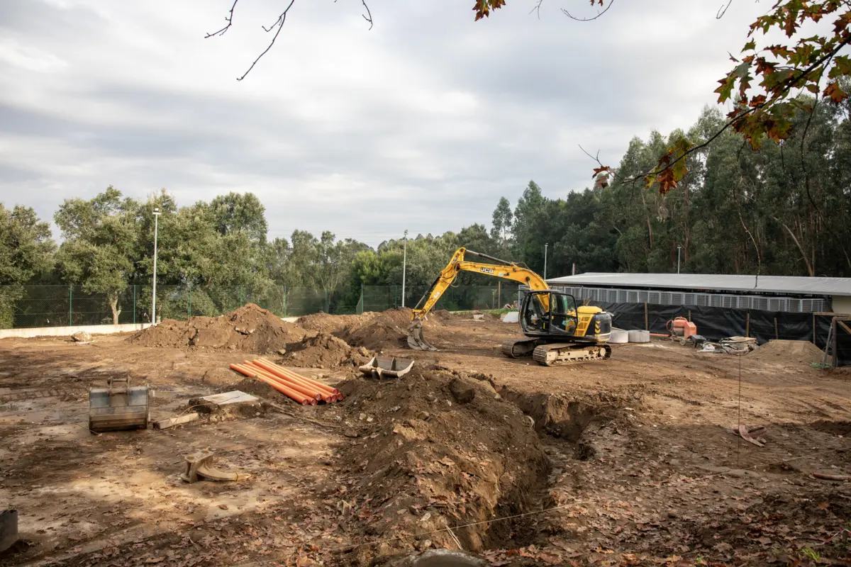A empreitada contempla a ampliação do edifício com a construção de mais duas naves com 54 celas para cães e 12 celas para gatos