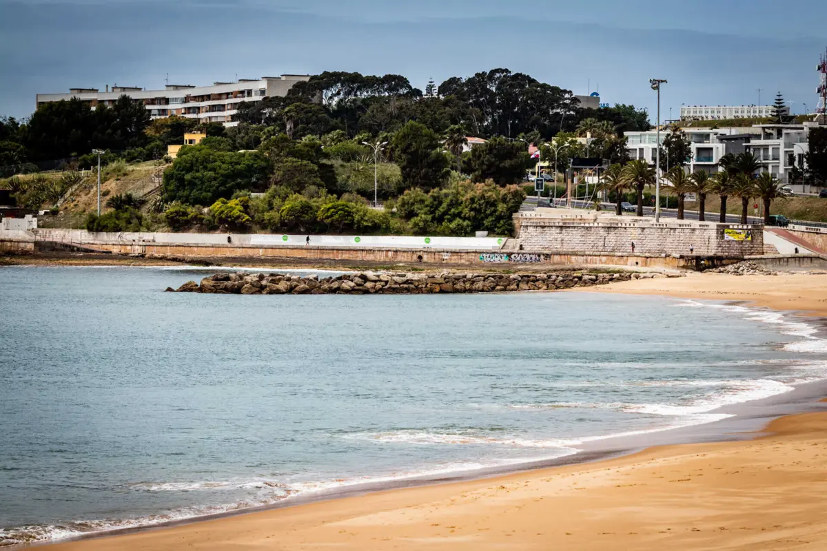 A mancha de poluição levou à interdição algumas praias do concelho de Oeiras