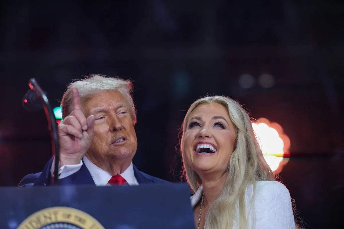 A viúva do ativista, Erika Kirk, atual diretora-executiva da Turning Point, subiu ao palco vestida de branco e disse perdoar o jovem de 22 anos suspeito do homicídio