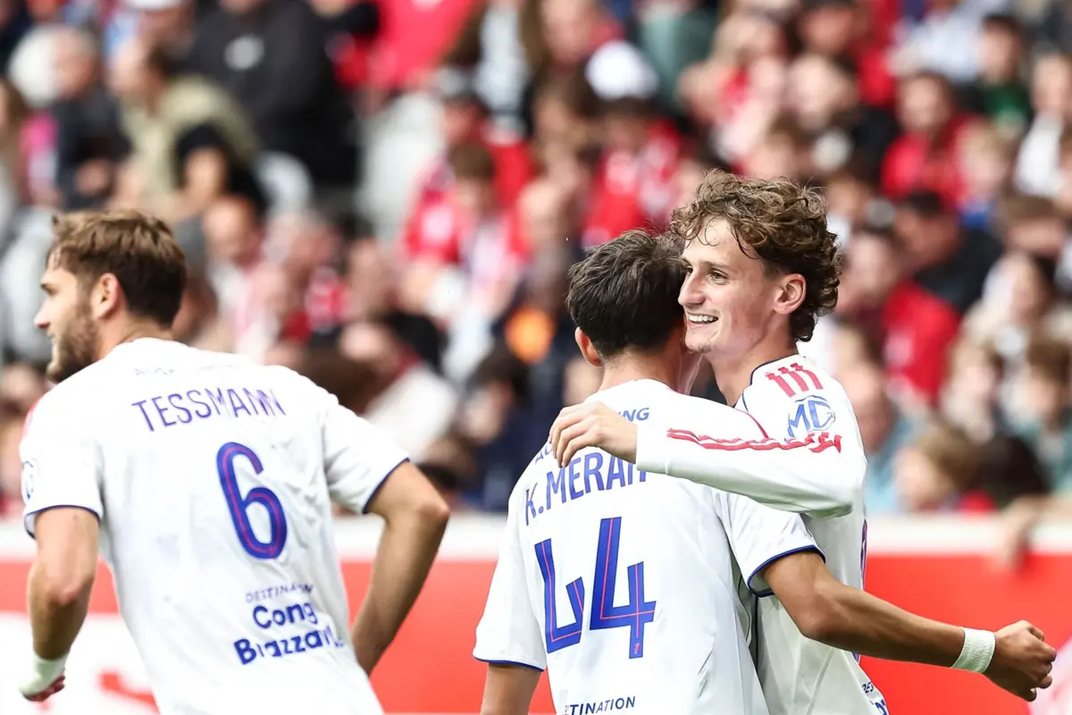 Lyon segue com arranque histórico