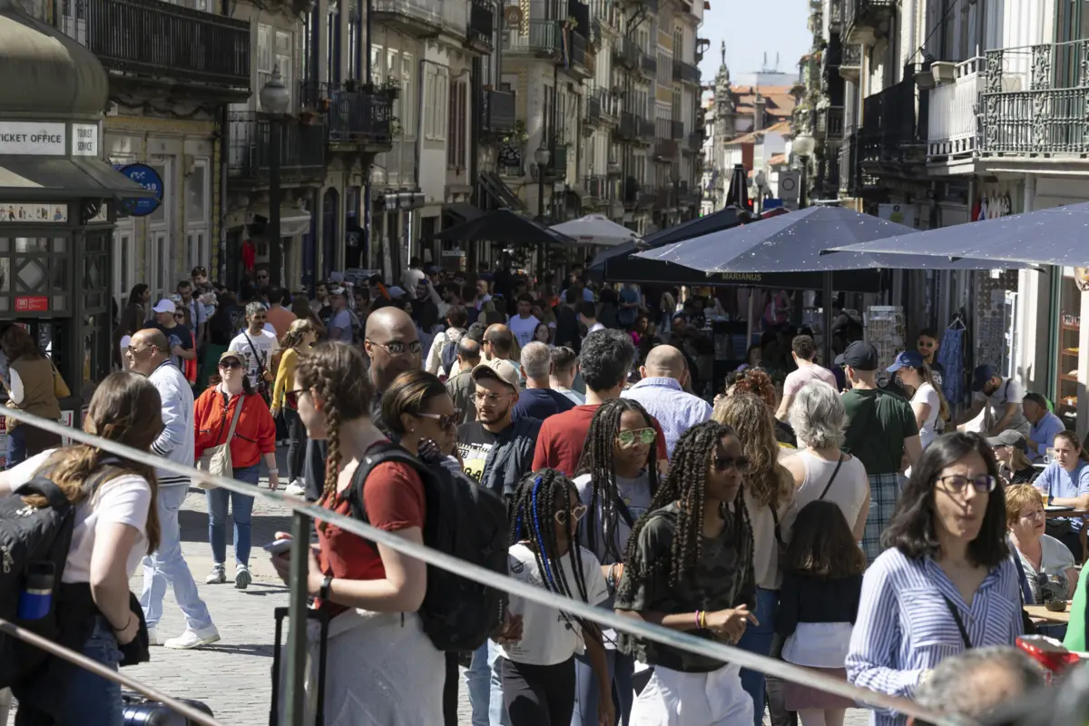 Estrangeiros mantêm elevada a procura por férias na região, com maior afluência na Cidade Invicta