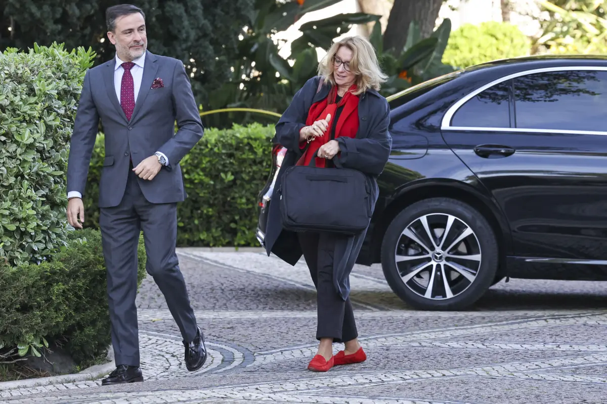 Ministra do Trabalho, Rosário da Palma Ramalho, com um membro do gabinete