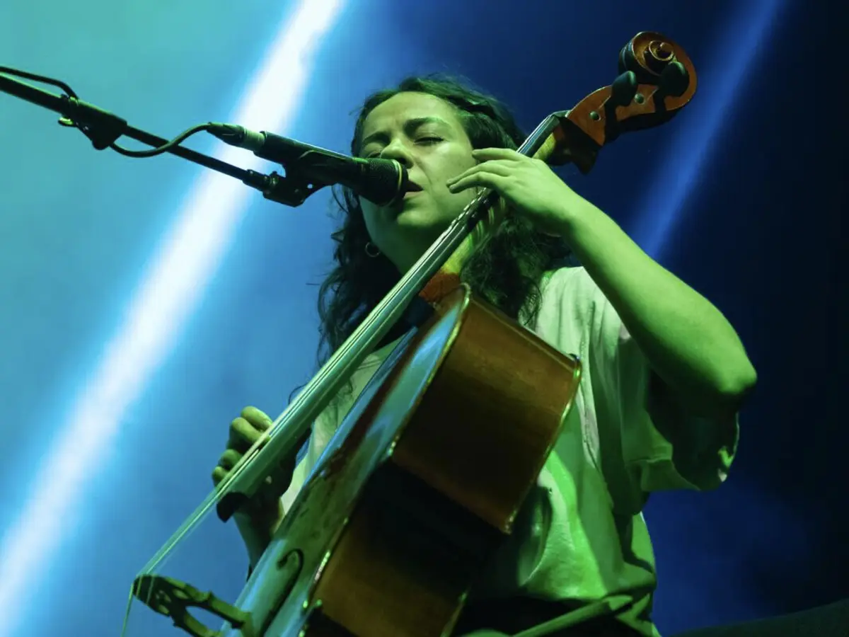 Mabe Fratti toca violoncelo eletrificado e atuou em Guimarães em trio, com guitarra e bateria, erguendo um novo cosmos de rock