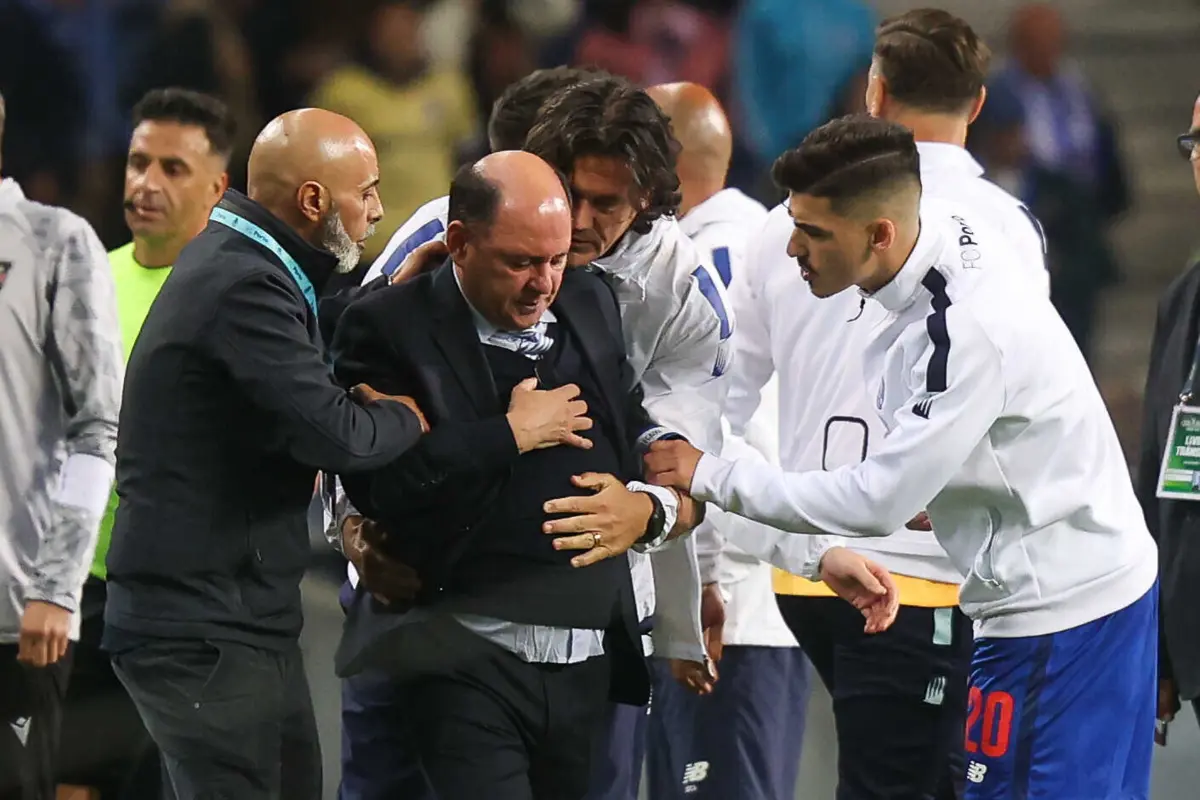 O momento em que Luís Gonçalves é agarrado por elementos do F. C. Porto