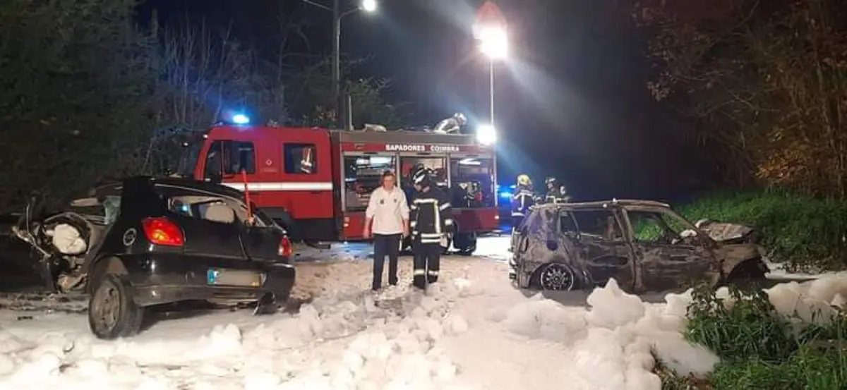 Duas vítimas mortais seguiam no carro que se incendiou após o choque na Estrada da Cidreira