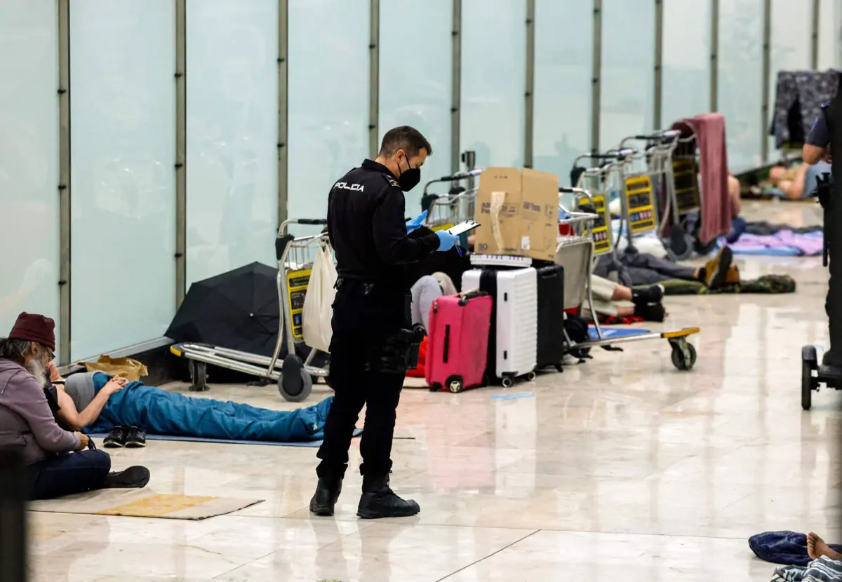 Várias pessoas sem-abrigo pernoitam no aeroporto