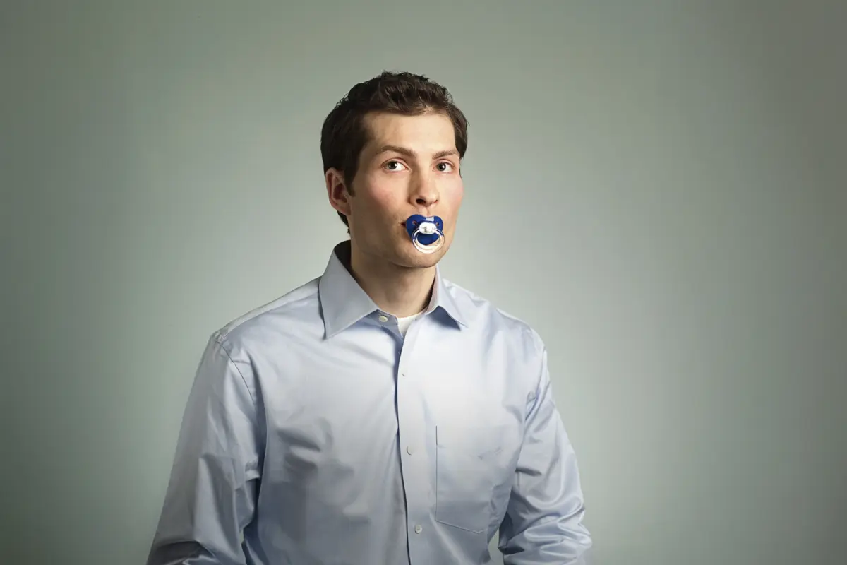 Imagem de contexto do artigo Usar chupeta em adulto para gerir o stress é um novo fenómeno