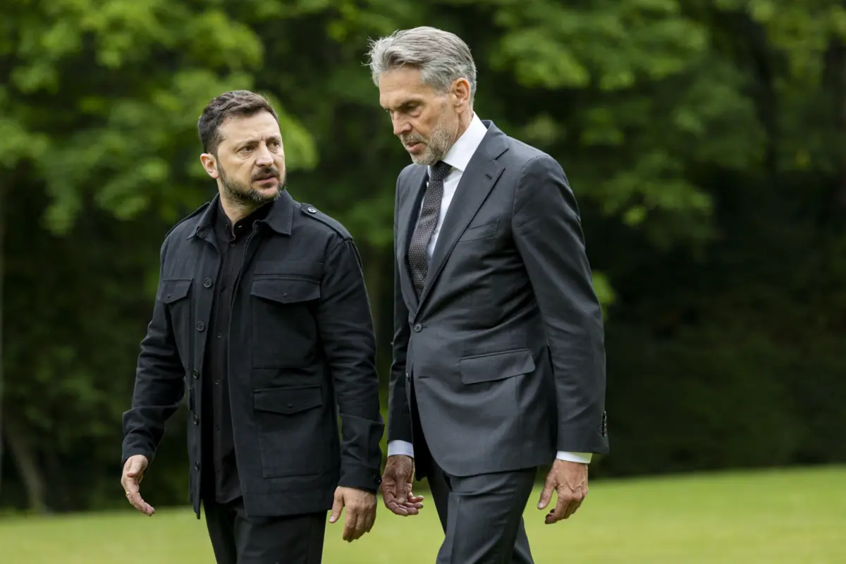 O presidente ucraniano, Volodymyr Zelensky, com o primeiro-ministro dos Países Baixos, Dick Schoof, esta terça-feira