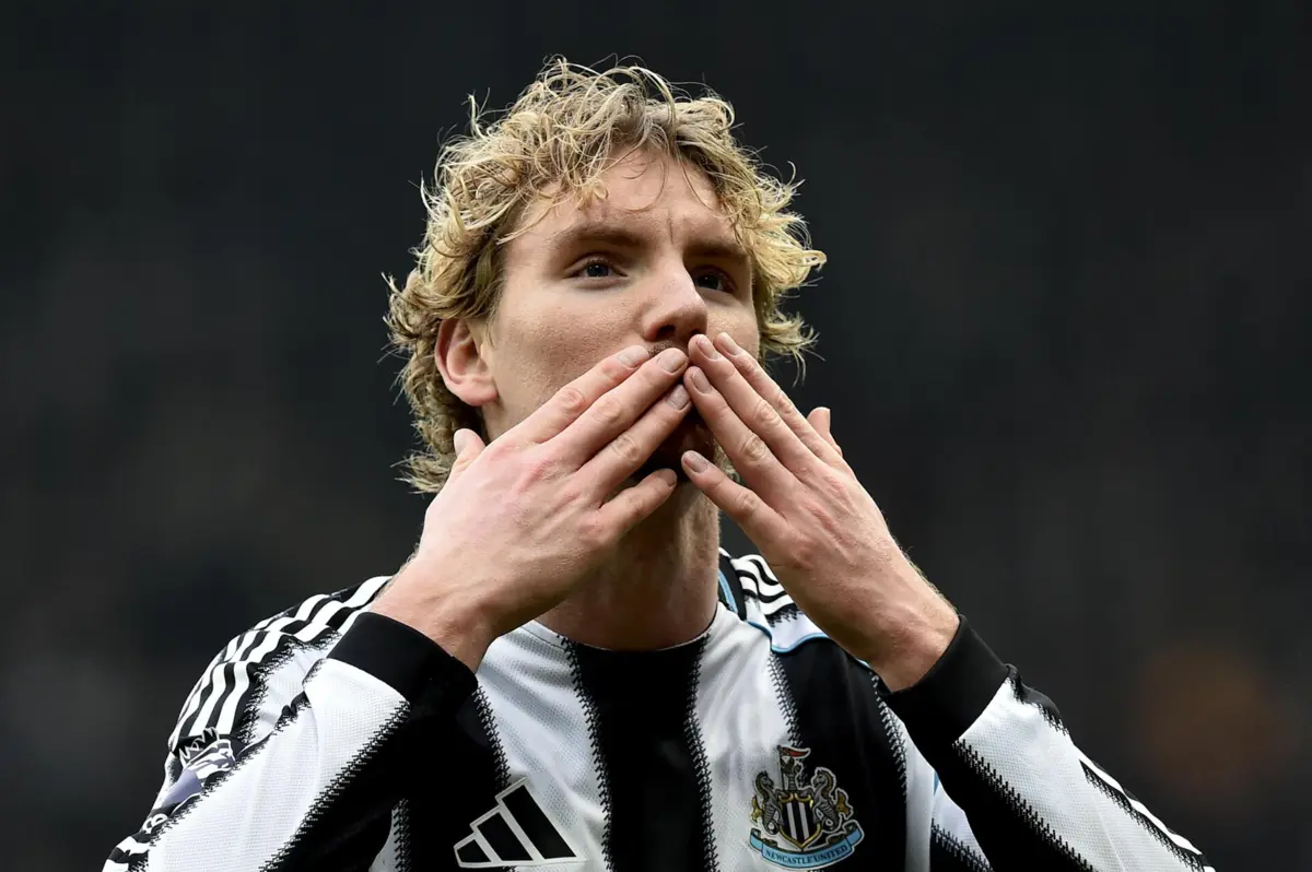 Woltermade foi a figura do encontro ao marcar dois golos