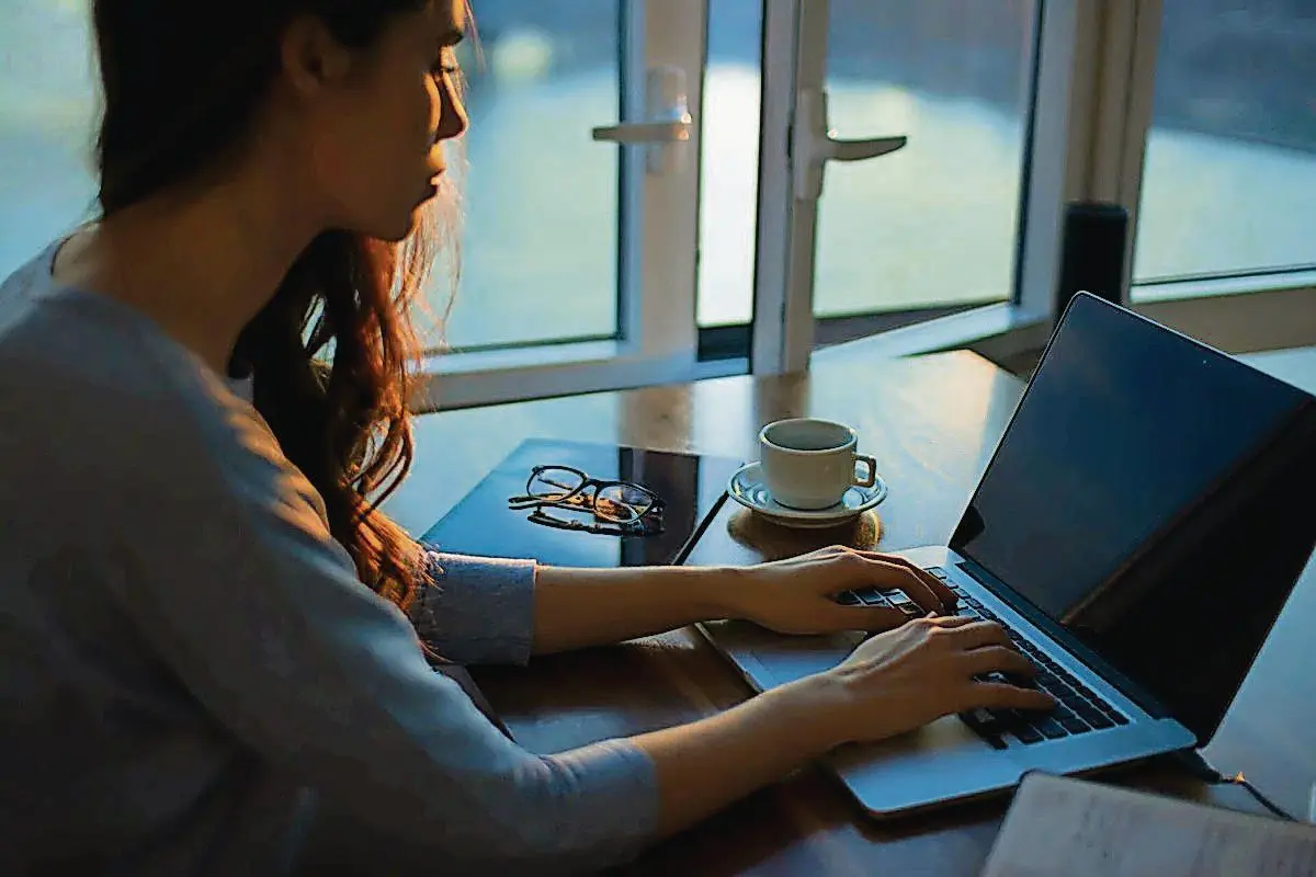 Entre as mulheres, 22,9% fazem algum tipo de teletrabalho, enquanto nos homens a percentagem é de 20,8%
