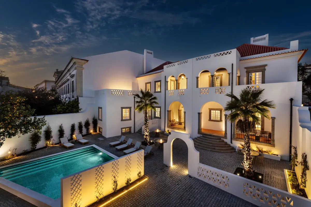 O boutique hotel, com piscina num pátio, fica no meio das muralhas de Évora.