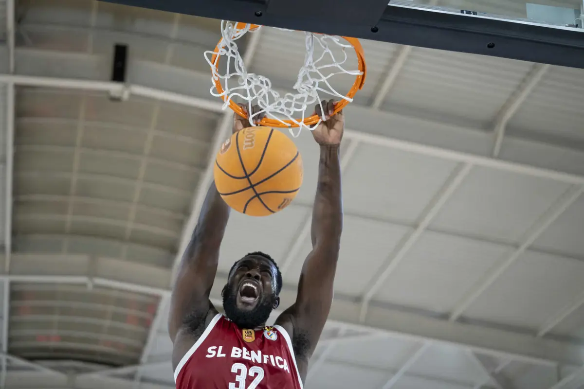Carter fez oito pontos na vitória expressiva das águias