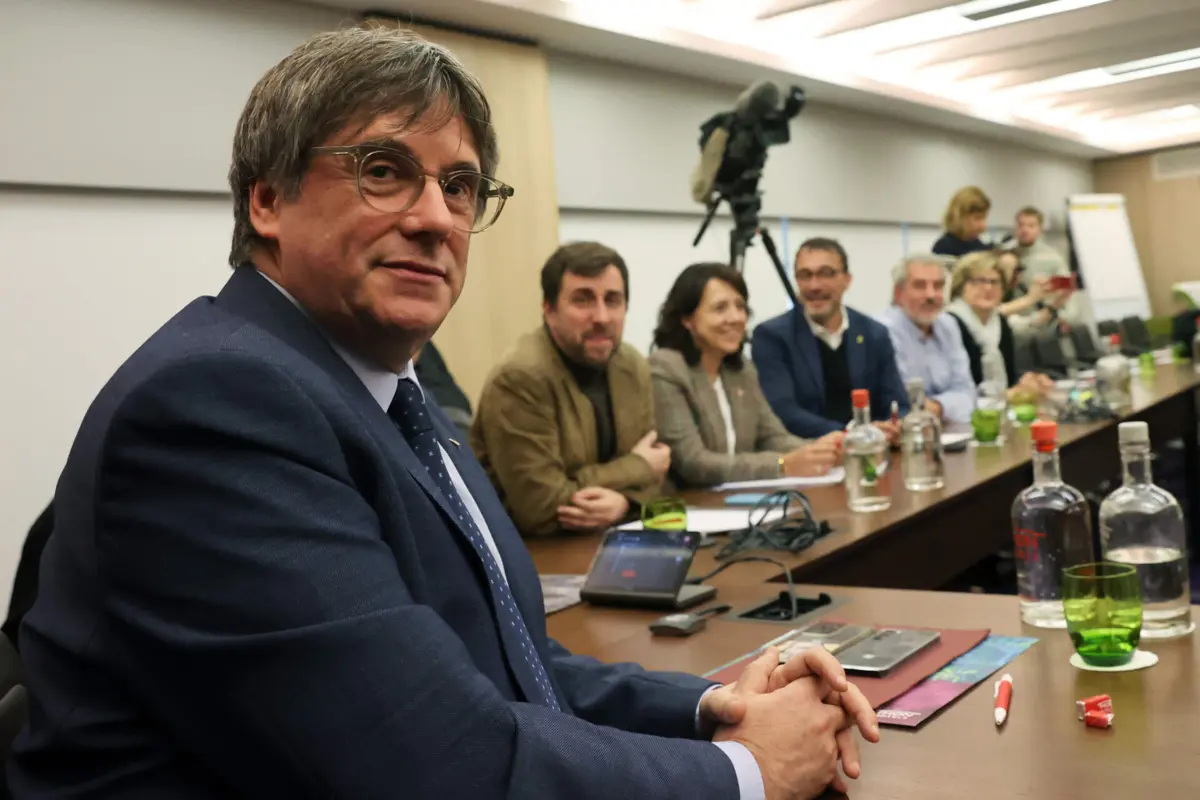 Separatista catalão Carles Puigdemont numa reunião em Bruxelas, em novembro