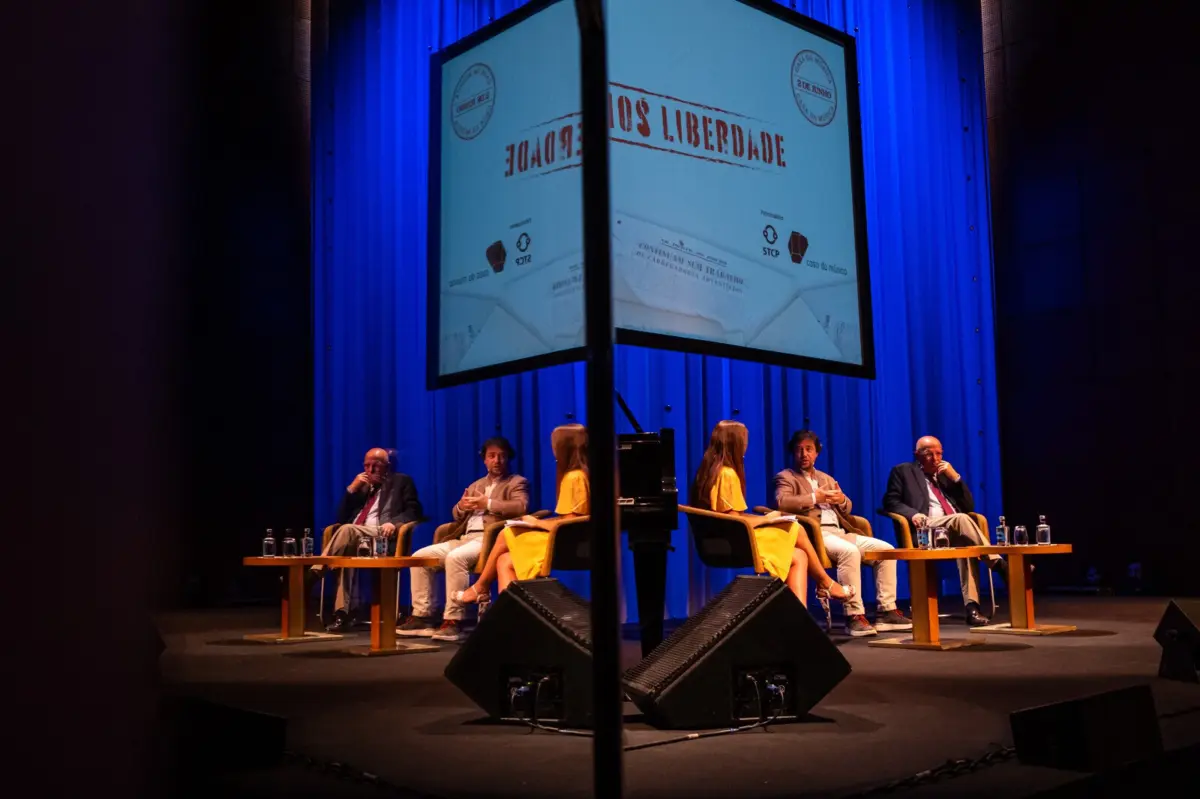 Miguel Poiares Maduro ao centro e Augusto Santos Silva à direita. Debate foi moderado pela jornalista do JN Joana Almeida Silva