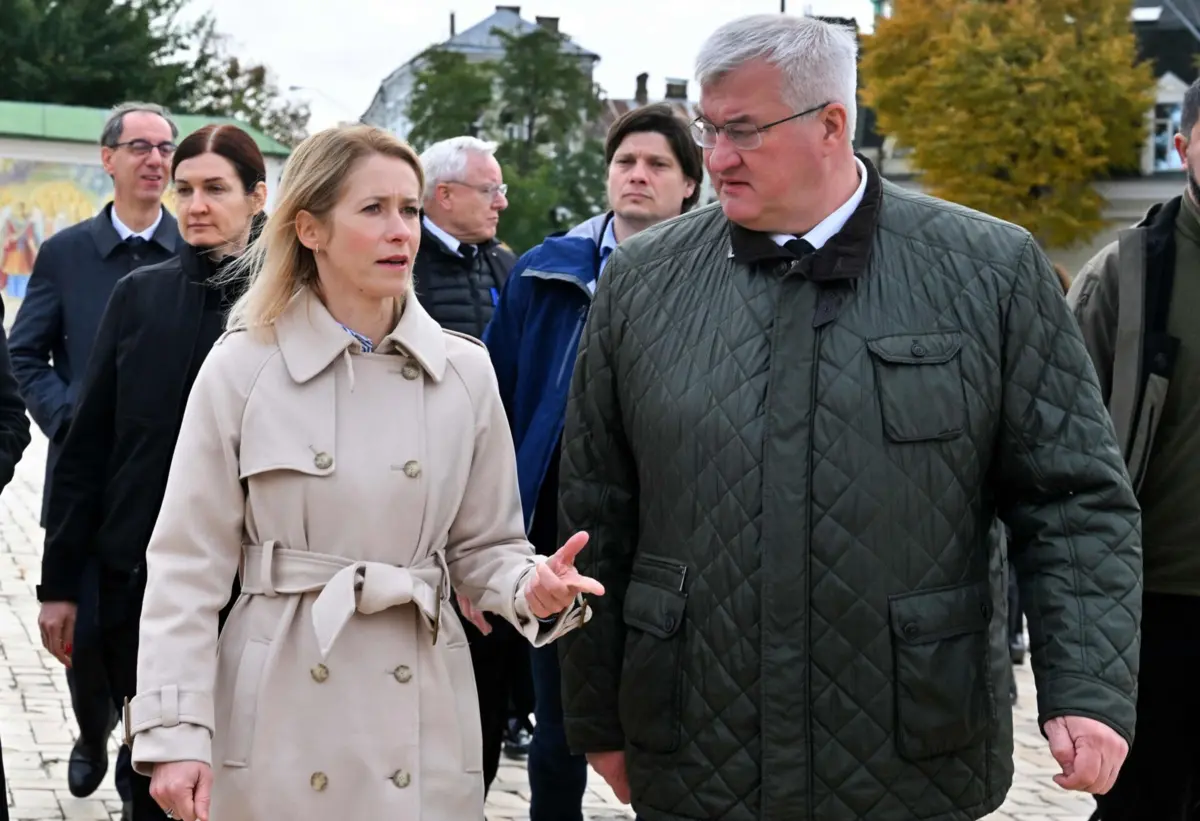 A chefe da diplomacia da União Europeia Kaja Kallas com o ministro dos Negócios Estrangeiros ucraniano Andrii Sybiha