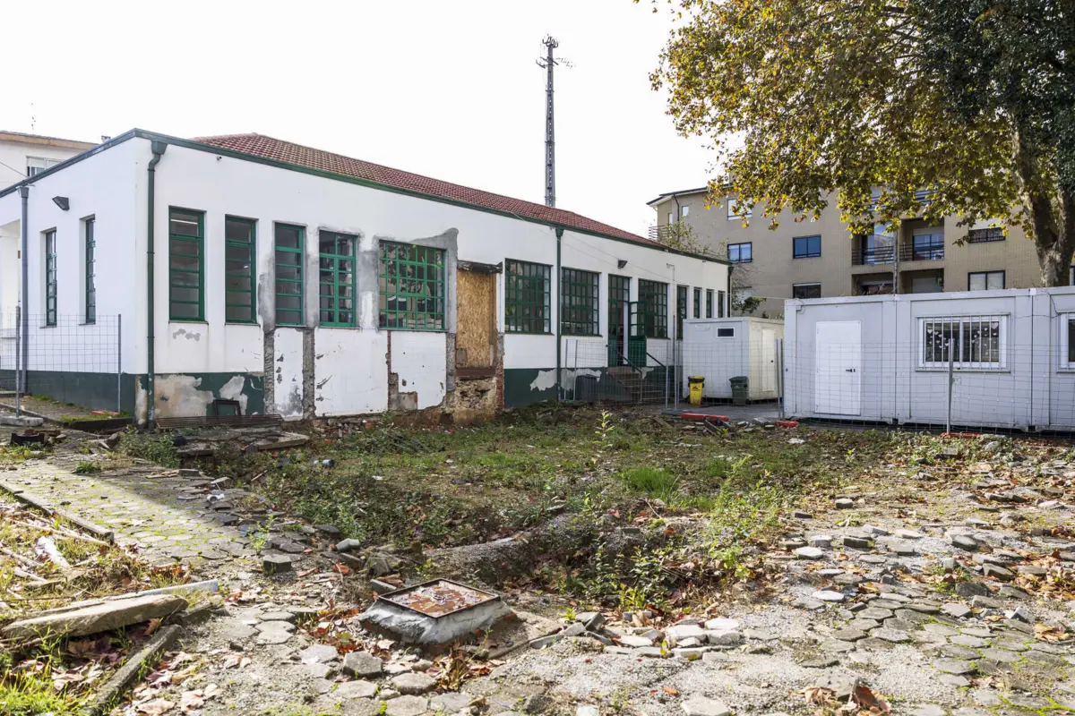 Vedação frágil está a ser substituída por uma em chapa